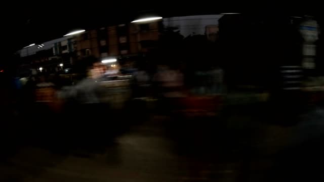 Blick-vom-umzugsbeweglichen-Zug-auf-Bahnhof-und-Gebäude-von-Kalkutta-Abend