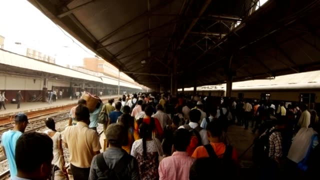 Riesiger-Andrang-bewegt-sich-auf-Bahnhof-von-Kalkutta