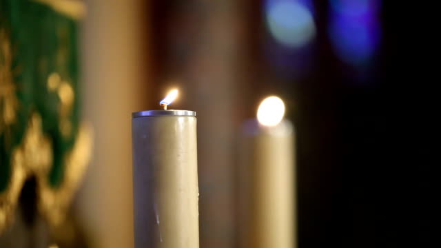 Kerzen-im-Inneren-der-Kathedrale-von-Notre-Dame-in-Paris