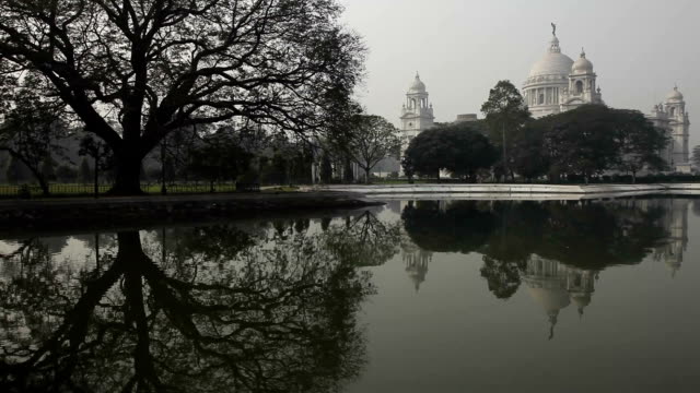 Monumento-de-Victoria-y-la-reflexión,-en-Calcuta