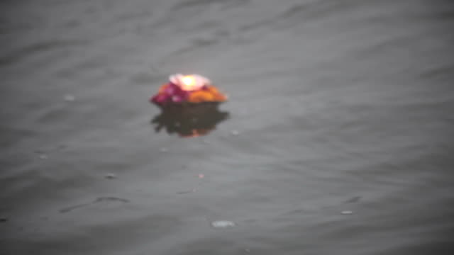 Blumen-und-Kerzen-schwimmende-im-Ganges:--Varanasi,-Indien