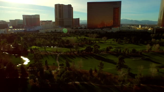 Vista-aérea-de-un-paisaje-de-la-ciudad-de-Las-Vegas,-del-campo-de-Golf