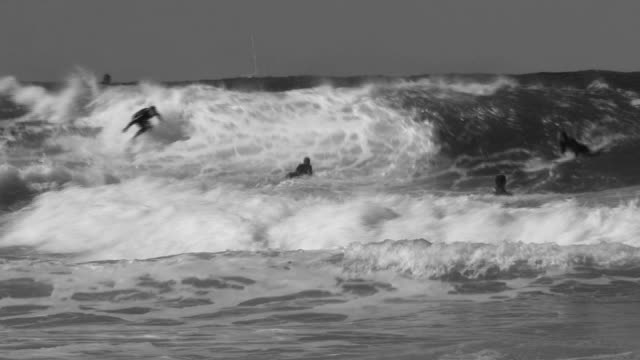 Surfer-in-schwarz-und-weiß
