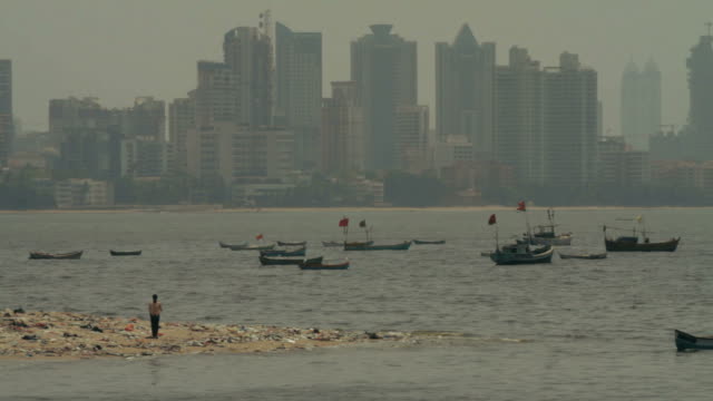 Allein-Mann-auf-dem-Fluss-in-Mumbai.