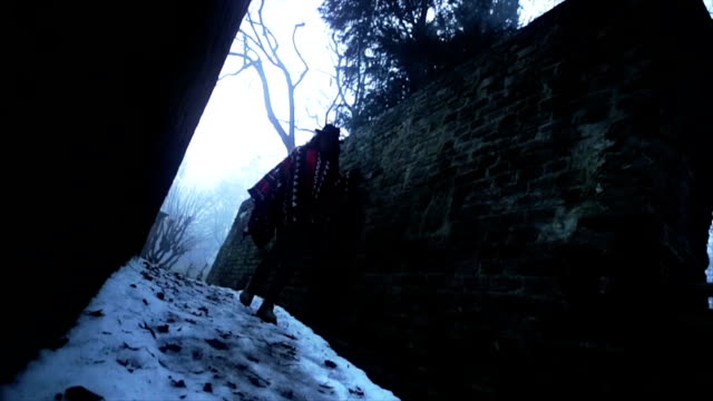 Mujer-caminar-en-la-nieve-de-los-Andes