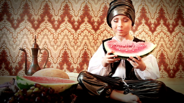 Kleine-Padishah-greedily-eats-Reife-Wassermelone