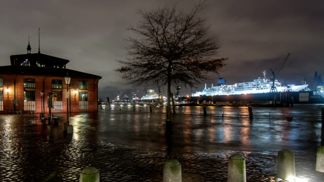 Storm-Xaver-floods-the-Port-of-Hamburg
