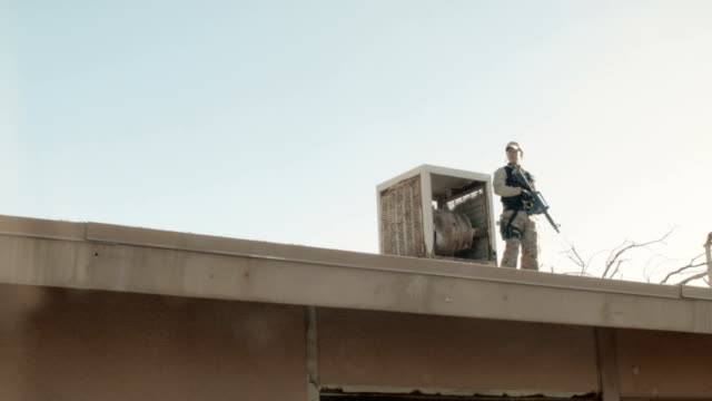 Soldaten-Überwachung-auf-dem-Dach