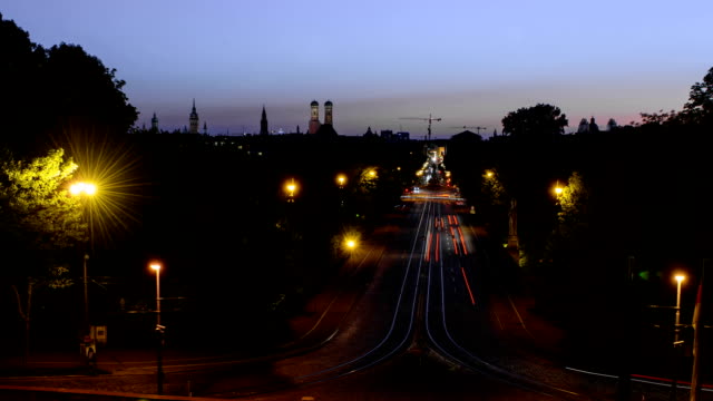 Munchen-boulevard-and-skyline-cars,-day-to-night