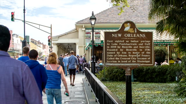 New-Orleans-los-turistas-caminando-hasta-las-señales-para-el-vecindario-French-Quarter