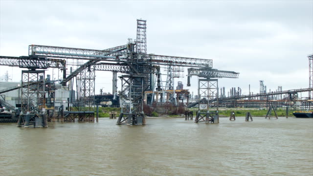 Raffinerie-am-Ufer-des-Mississippi-River