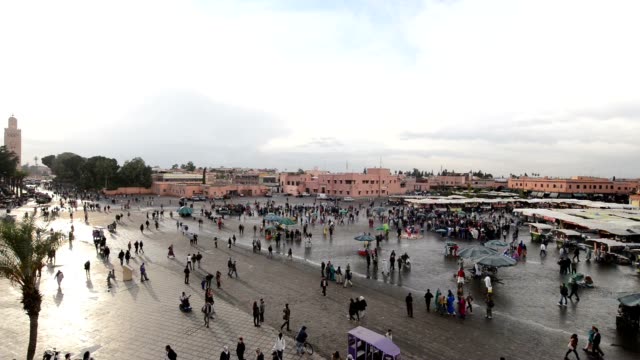 Menschen-mit-einem-gemütlichen-Bummel-durch-die-Stände-und-Ständen-in-Jemma-Dar-Fna,-Marrakesch,-Marokko