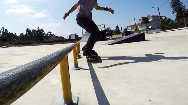 Skateboarder-grinding-down-rail