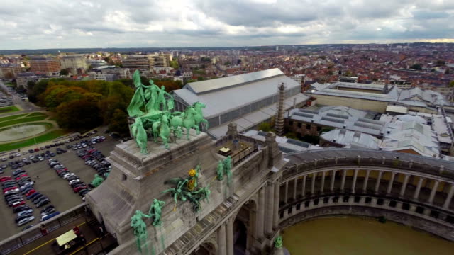 Arc-du-Cinquantenaire,-monument-with-horses-in-Brussels-aerial.-Beautiful-aerial-shot-above-Europe,-culture-and-landscapes,-camera-pan-dolly-in-the-air.-Drone-flying-above-European-land.-Traveling-sightseeing,-tourist-views-of-Belgium.