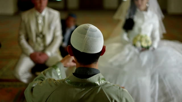 Mezquita-de-imam-predicando-en-durante-ceremonia-de-bodas