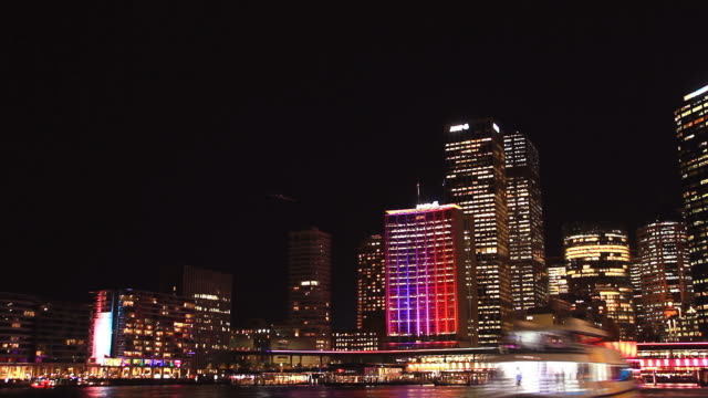 Construcción-de-los-edificios-de-la-ciudad-de-Sydney-en-la-noche-Timelapse-vívidos-Festival