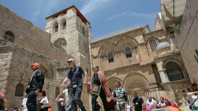 Pilgrims-en-la-iglesia-de-la-resurrección-en-Jerusalén,-Israel.