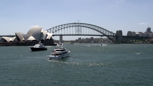 Große-private-Kreuzfahrt-in-Sydney,-Oper-und-die-Harbour-bridge-im-Hintergrund.