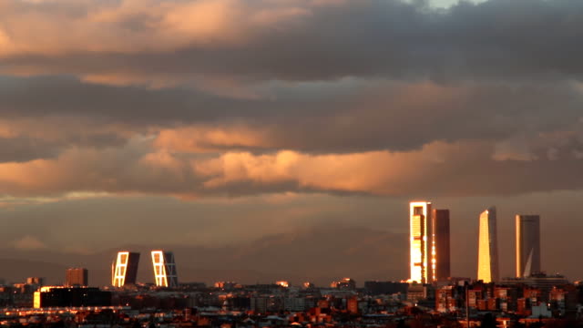 Sonnenuntergang-über-Madrid,-Zeitraffer-mit-der-Sonne-spiegelt-sich-In-der-Zeit-der-Wolkenkratzer