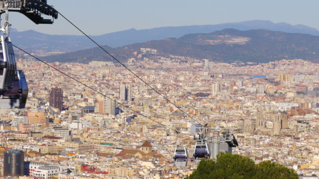 barcelona-sonnigen-Tag-montjuic-Seilbahn-city-panorama-\"4-k-Spanien