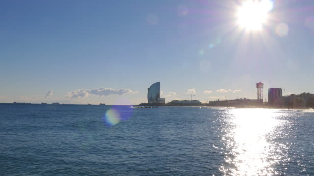 Sonnigen-Tag-Mittelmeer-barcelona-hotel-–-Panoramaaufnahme-4-k-Spanien