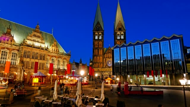 Market-Square,-City-Hall-and-the-Cathedral-of-Bremen,-Germany-at-night.-Time-lapse