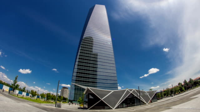 Wolkenkratzer-Timelapse-hyperlapse-in-den-vier-Türme-Business-Bereich-mit-der-höchsten-Wolkenkratzer-in-Madrid,-Spanien