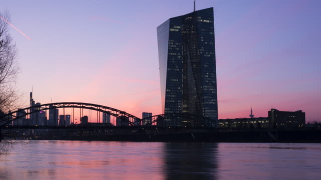 Time-lapse-shot-of-ECB-Frankfurt-and-River-Main