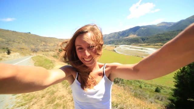 Junge-Frau-dauert-Selbstporträt-an-einem-windigen-Tag-New-Zealand