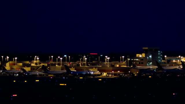 ATL-Airport-Terminal-–-Außenansicht-am-Abend