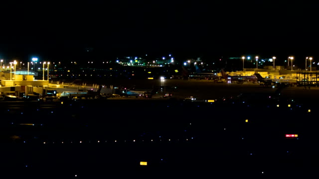 Dunkle-Nacht-Atlanta-Flughafen-ATL-Airliner-Abflug