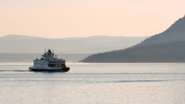4K-Video-BC-Ferry-Small-Vessel,-Tracking-Shot
