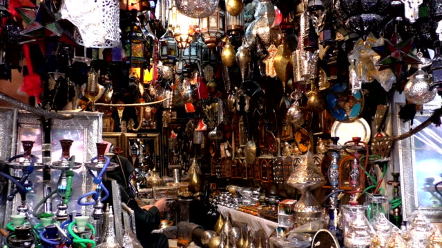 Marroquí-hombre-sentado-en-la-tienda-de-iluminación