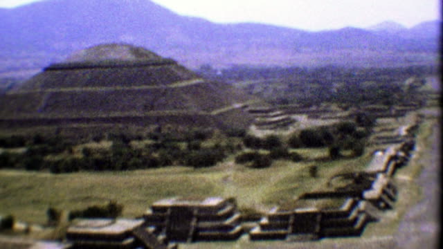 1974:-Ruinen-von-Teotihuacan-Schwenken-von-oben-auf-den-heiligen-Tempel.