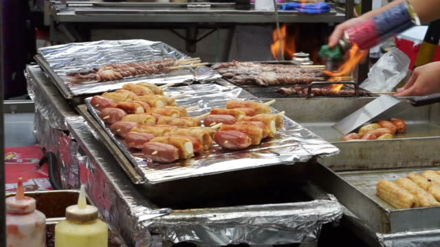 Eomuk,-Koreanisch-Straße-Nahrung.-Gebratener-Fischkuchen,-Würstchen-und-Hot-Dog-auf-Stick-mit-roter-Soße-in-Seoul,-Korea