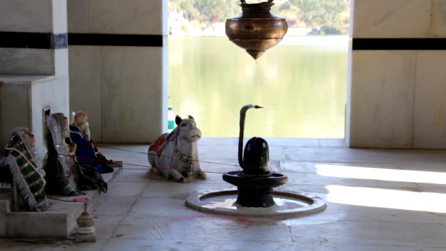 Shiva-Tempel-am-Ufer-des-Flusses-Ganges