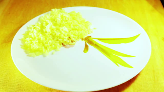 Indische-Mittagessen-Platte.-Reis,-Suppe-aus-Kichererbsen,-Poori,-pakora