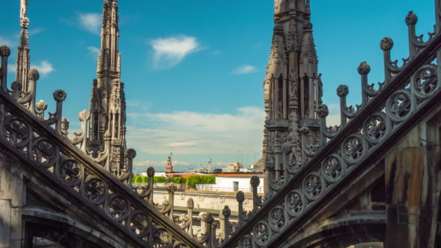 Italien-Sonnentag-Mailand-berühmten-Duomo-Kathedrale-auf-dem-Dach-Panorama-4k-Zeitraffer