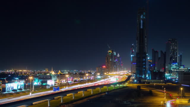 Nacht-Beleuchtung-Dubai-Stadt-Verkehr-Hauptstraße-Panorama-4-k-Zeit-verfallen-Vereinigte-Arabische-Emirate
