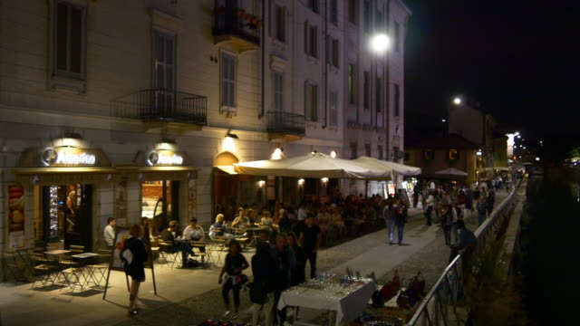 Italia-Milán-noche-iluminación-navigli-restaurantes-calle-de-lombardi-canal-Bahía-panorama-4k