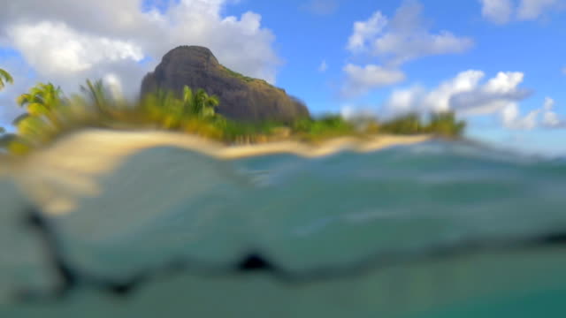Resort-tropical-de-Mauricio,-vista-desde-el-agua