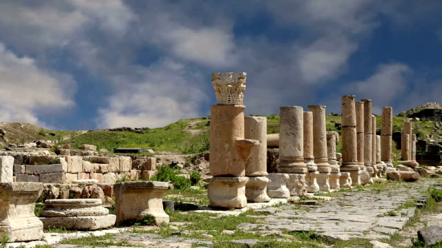 Ruinas-romanas-en-Umm-Qais-(Umm-Qays),-Jordania,-Medio-Oriente,-es-una-ciudad-en-el-norte-de-Jordania-cerca-del-sitio-de-la-antigua-ciudad-de-Gadara.-Umm-Qais-es-uno-de-único-Greco-romanos-Decapolis-de-Jordania