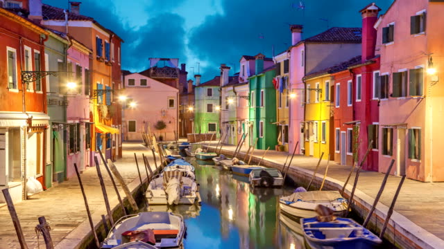 Canal-and-colorful-houses-on-Burano-Island