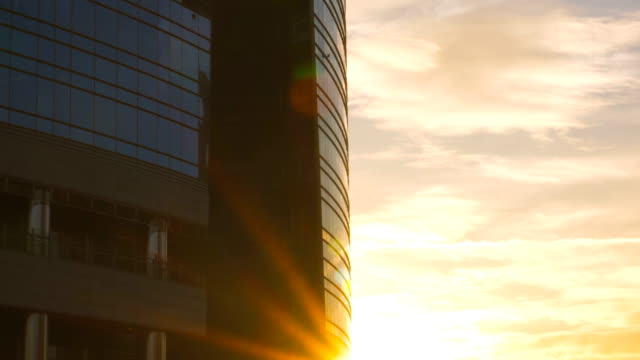 Fassade-eines-modernen-Wolkenkratzers-bei-Sonnenuntergang