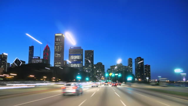 Centro-de-la-ciudad-Chicago-al-atardecer-conduciendo-a-toda-velocidad-la-cámara-del-coche