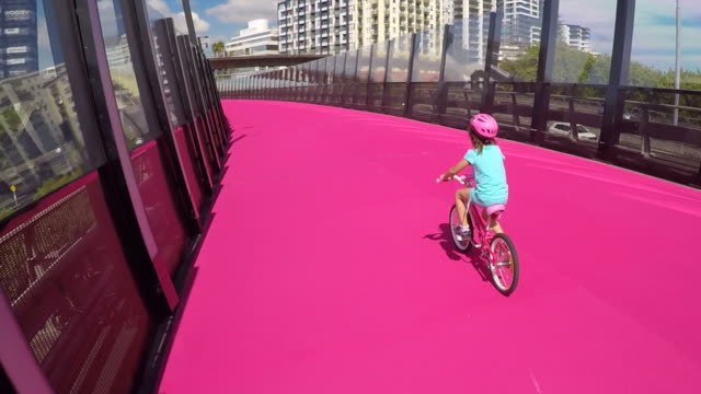 Junges-Mädchen-mit-dem-Fahrrad-fahren-in-Auckland-Neuseeland