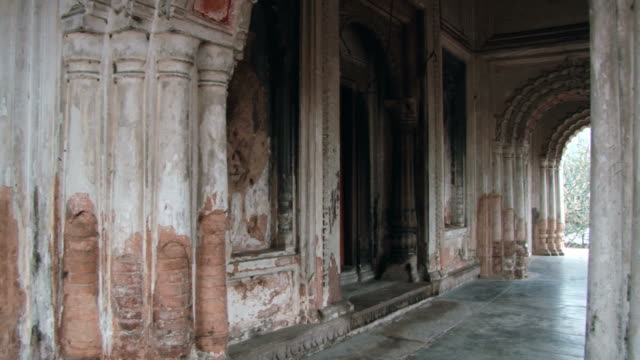 Exterior-del-templo-de-Shiva-de-Bhubaneshwar-en-Puthia,-Bangladesh.
