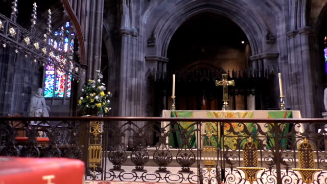 Bible-and-altar-in-Manchester-Cathedral