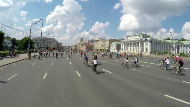 Moto-de-concepto-y-un-estilo-de-vida-saludable.-Desfile-de-bicicletas-en-Moscú-en-el-anillo-del-jardín.-Vista-aérea