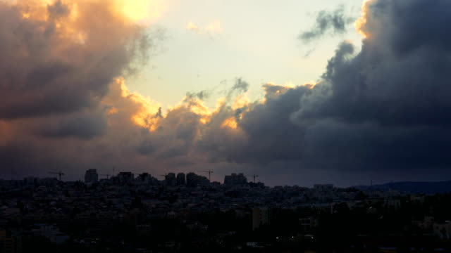 Puesta-de-sol-con-nubes-cúmulos-enormes-sobre-la-ciudad